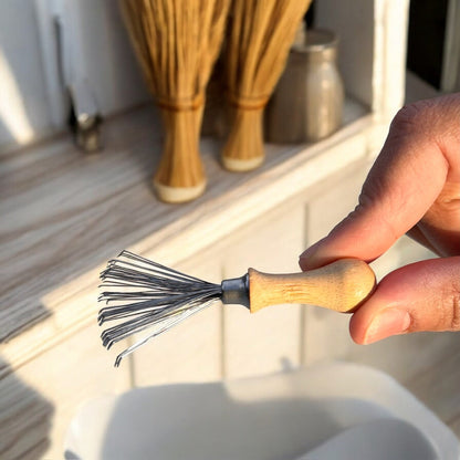 Comb cleaning tool in hand