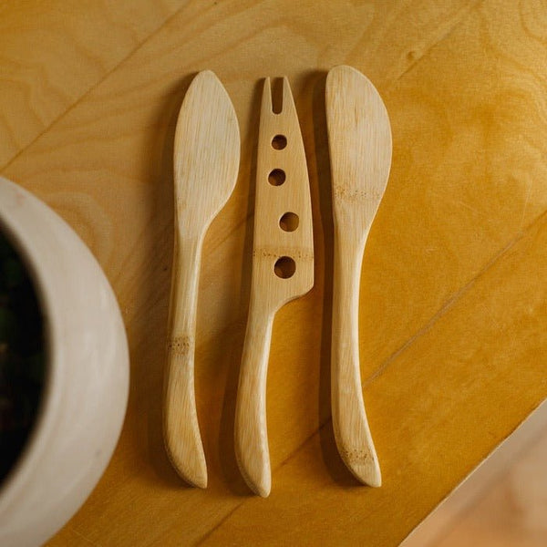 https://www.bambooswitch.com/cdn/shop/products/bamboo-cheese-knife-set-281063_grande.jpg?v=1688603516